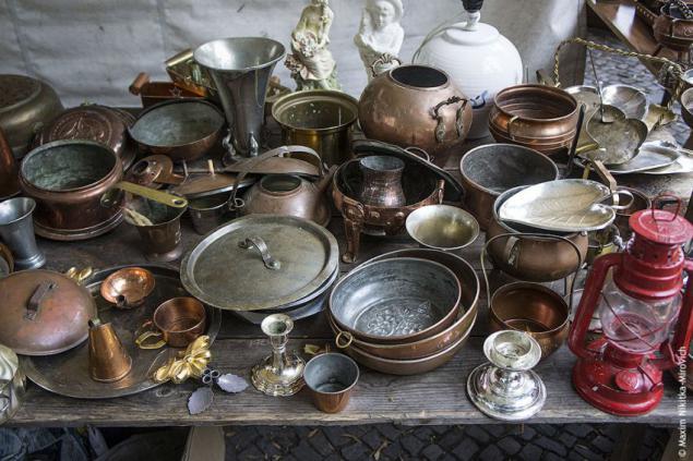 Блошиный рынок. Утром рано..