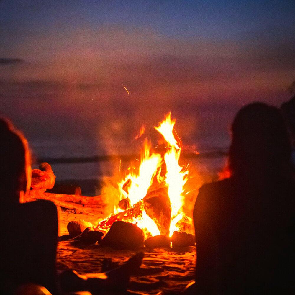 У костра (липограмма без Л)