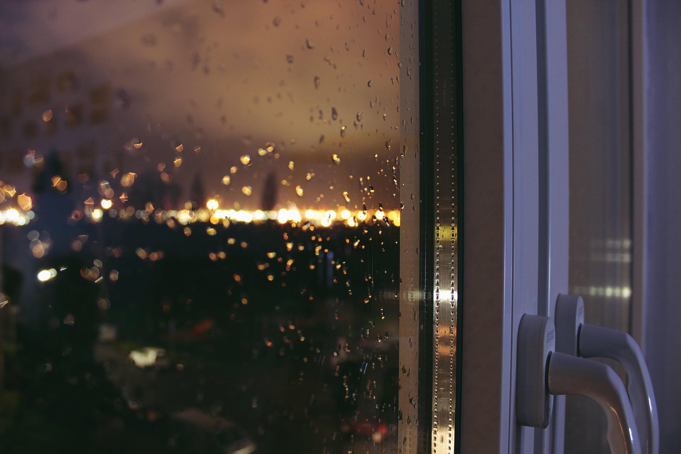 конденсат на пластиковых окнах. пот на окне. конденсат на пластиковых окнах. конденсат на пластиковых окнах. пот на окне.