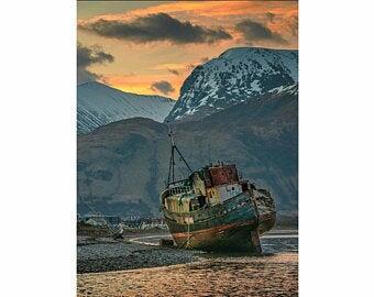 Обмакнул костяшки кулака в бокале вина