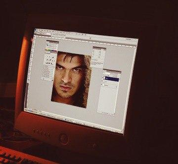 мені друг  ніколи  не пише-  "вітання"