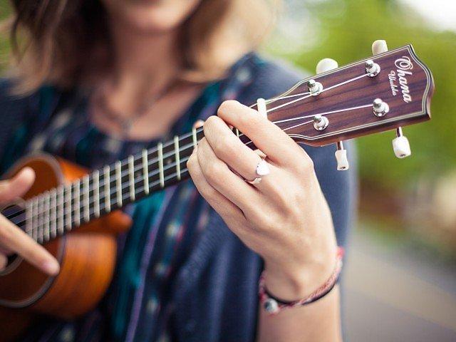 Я гитарной струне напою свой мотив...