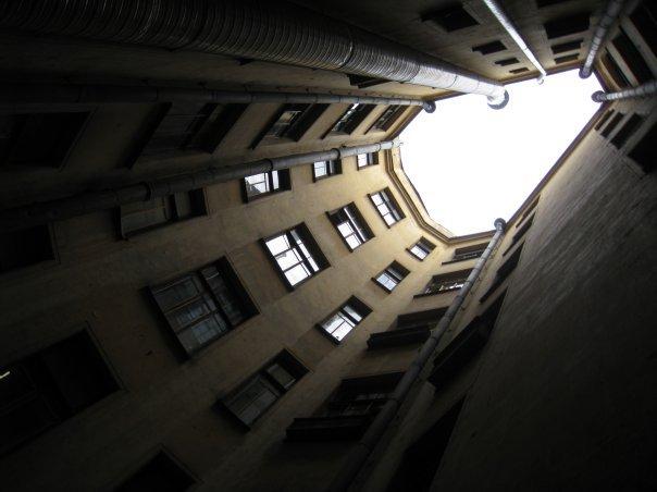 В колодце Петербургского двора.