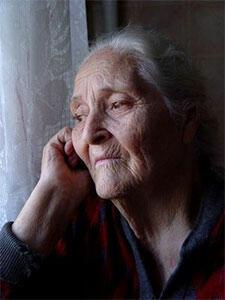 старая женщина у окна