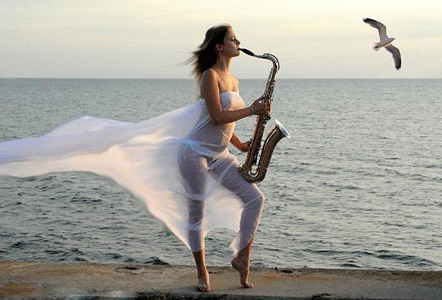 Звучал у моря саксофон...