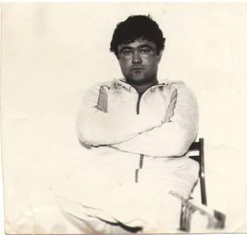 Под плач гитары поминальной песней