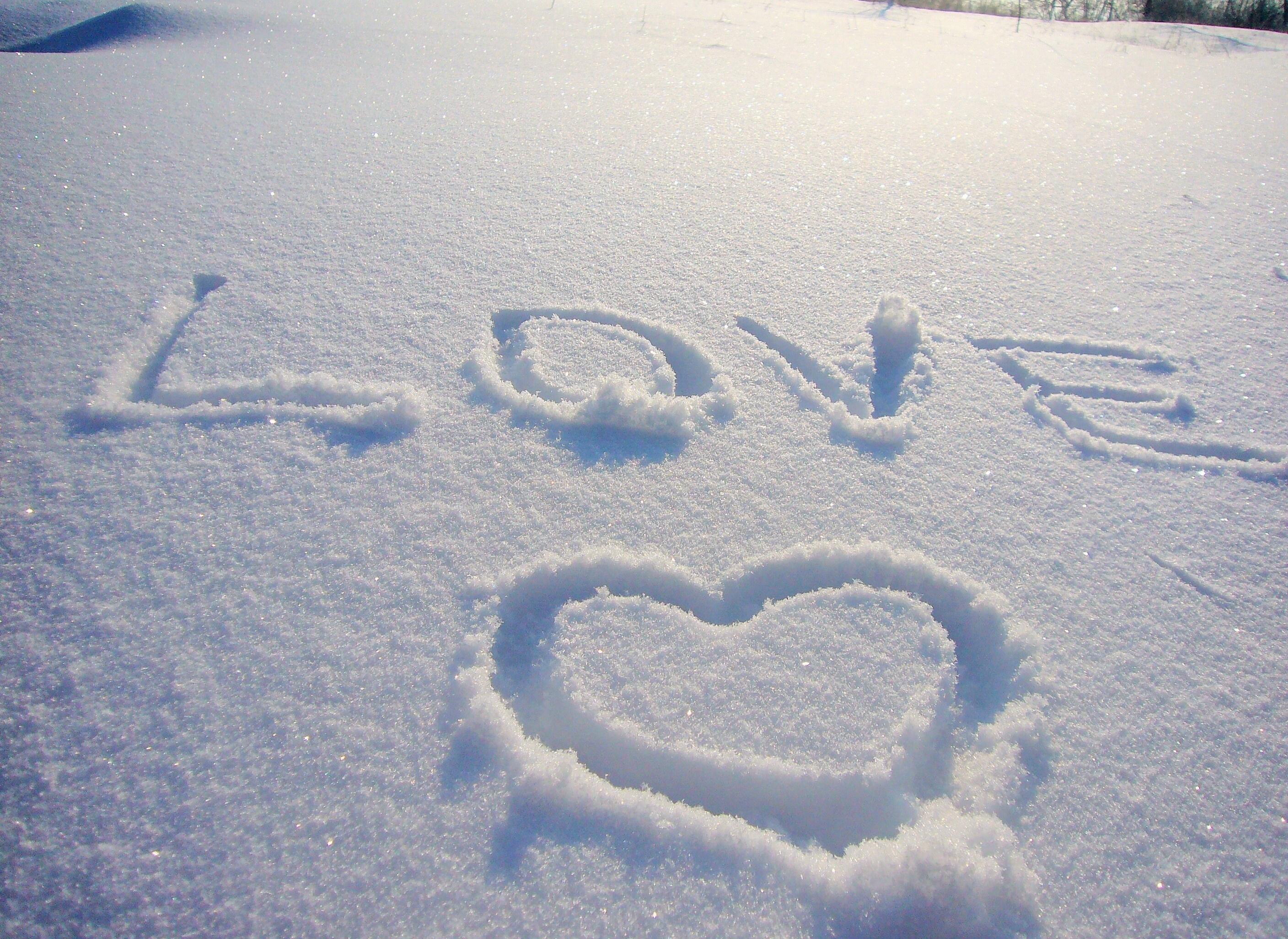 Зимний день любимому. Надпись на снегу. Сердце на снегу. Сердечко на снегу. Зимняя романтика.