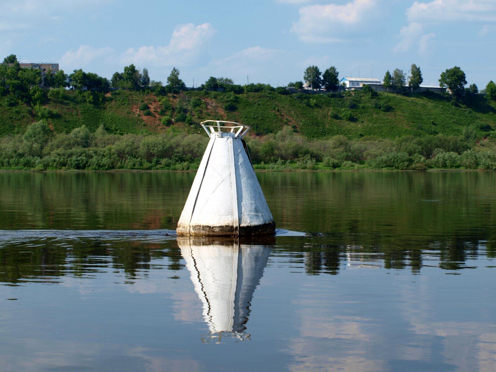 бакены на реке