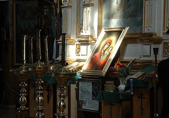 СТАНЬТЕ В ХРАМЕ У ИКОН...