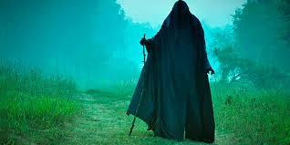 НА ДОРОГЕ СТАРУХА С КОСОЙ...