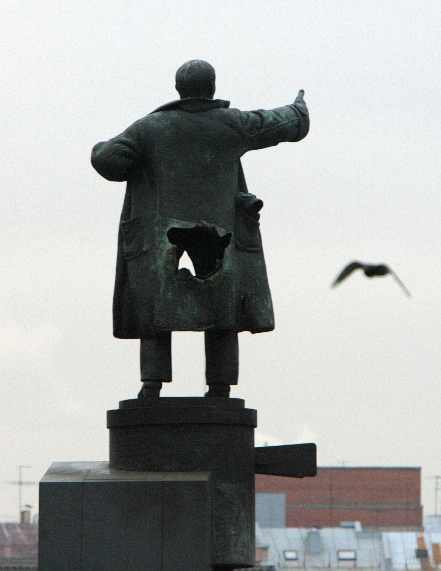 Памятник Ленину у Финляндского вокзала взорвали