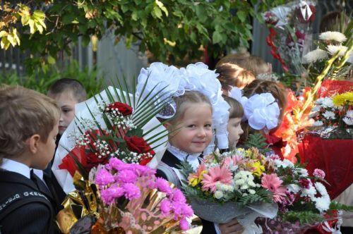 ИДЁТ ДЕВЧОНКА В ПЕРВЫЙ КЛАСС.