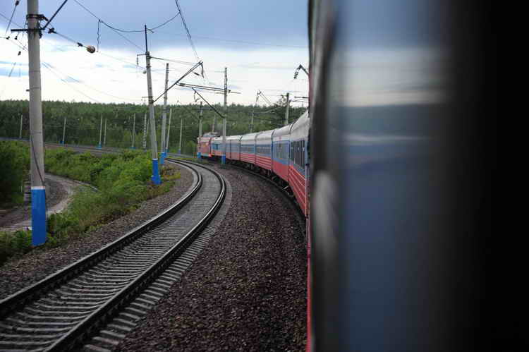 А КОЛЁСА СТУЧАТ В ПЕРЕСТУК ... читает автор .