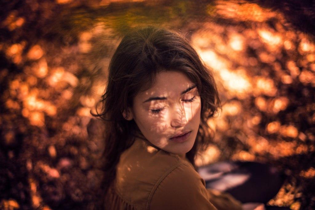 Река несет осенний клен.