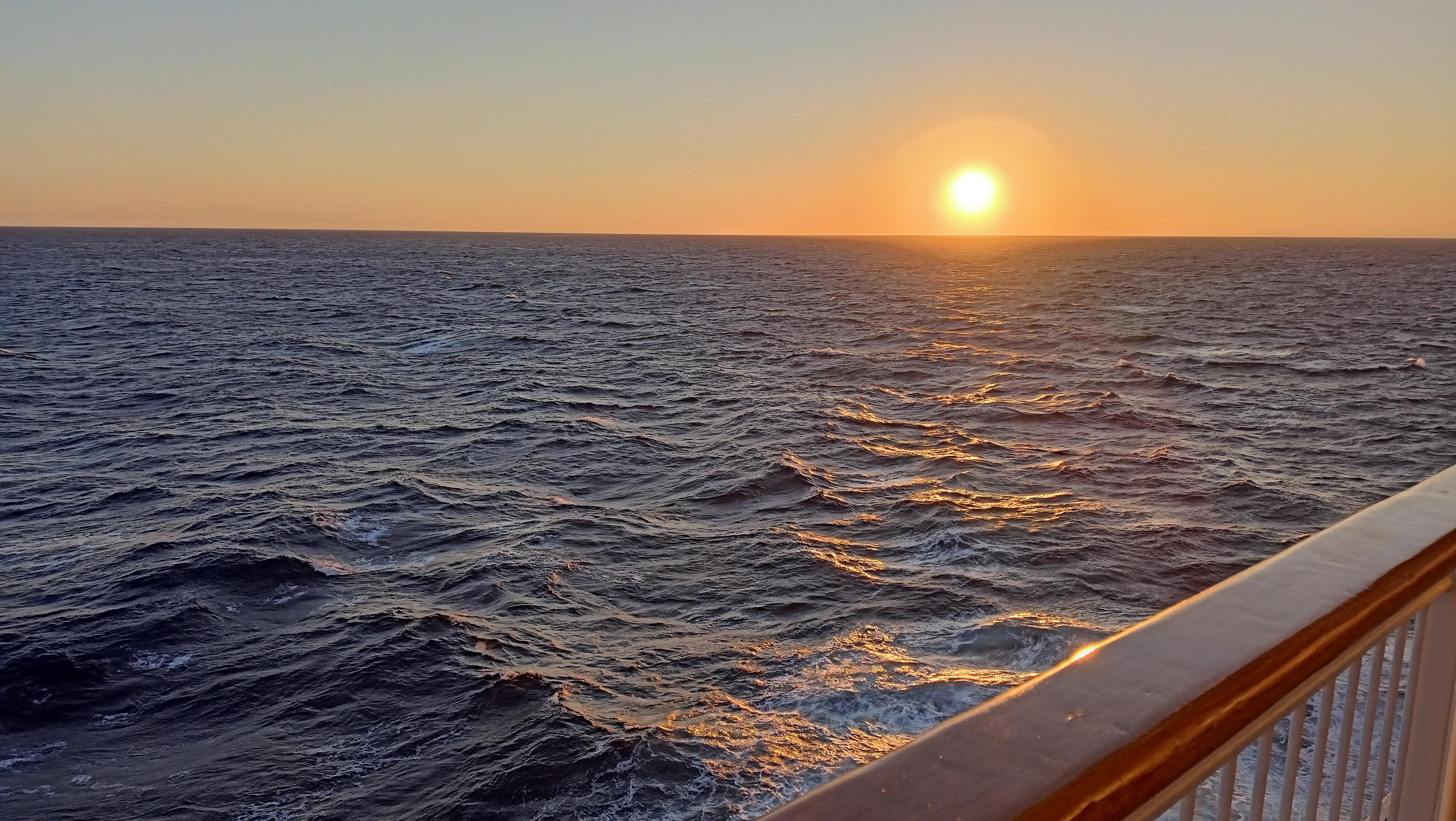 Твоё ощущаю дыханье