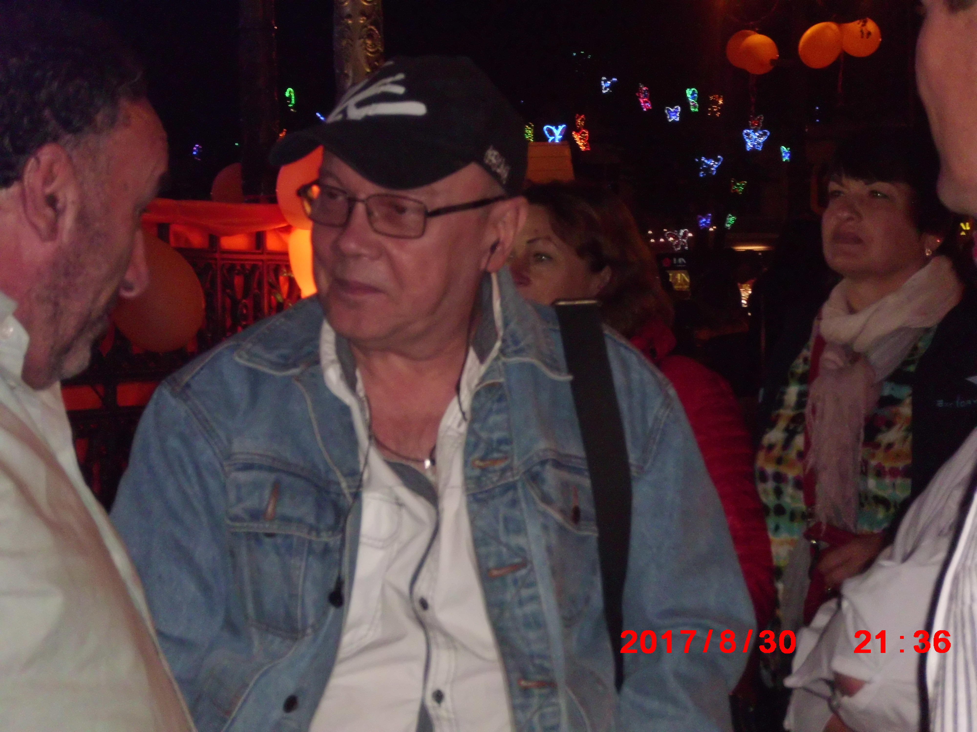 УЛЫБНУТЬ  ВЕСЬ  МИР ... ( Превосходному  юмористу , доброму  простому  человеку  Владимиру  Комарову . )