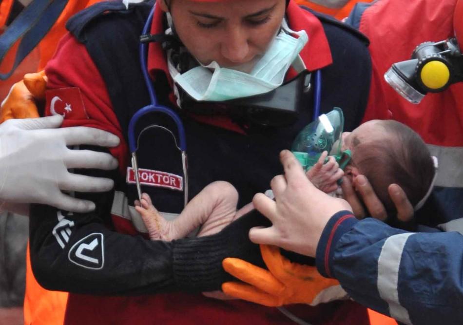 Под обломками нашли маму обнимающую ребенка крокус. Ребенок спасает ребенка. Дети спасатели.