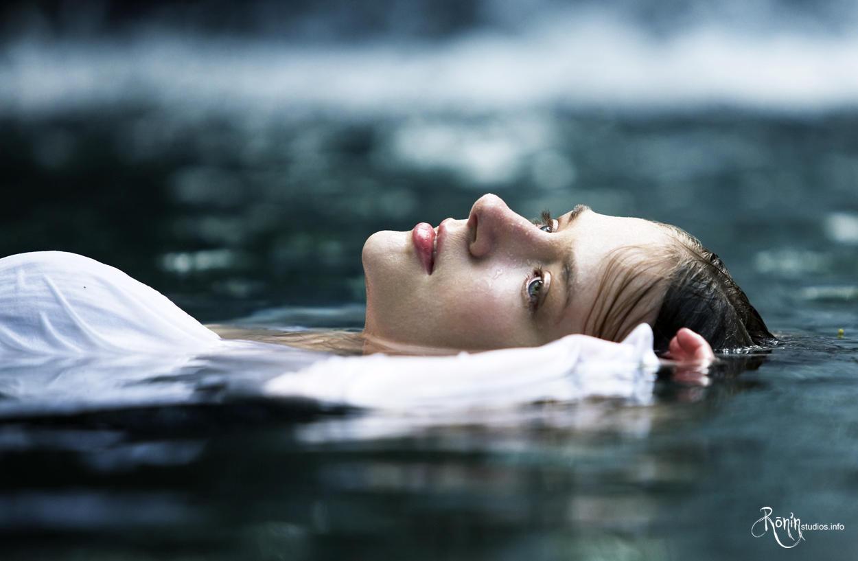 Наслаждение увиденным. Девушка лежит в воде. Фотосессия в воде. Лицо девушки в воде. Девушка в воде фотосессия.