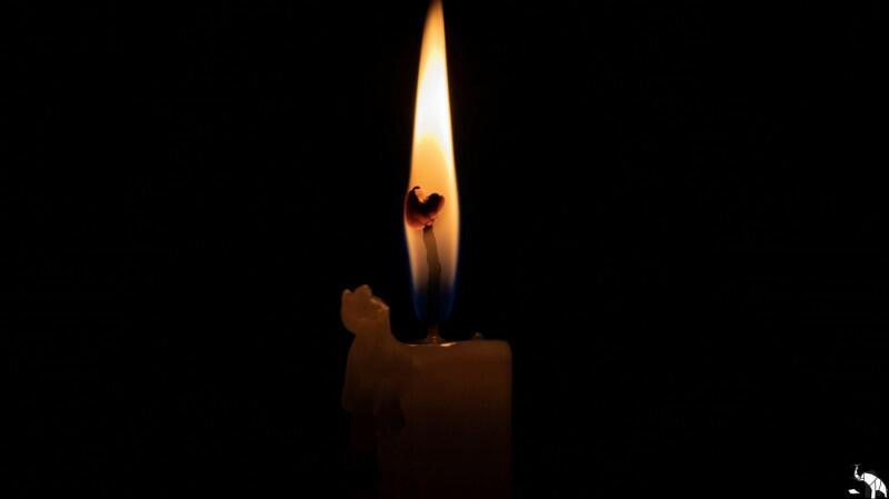 У стен моих горит свеча