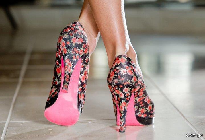 СТОЯЛА ОБУВЬ В ОЖИДАНИИ ХОЗЯЕВ - ( написала ровно год назад :))