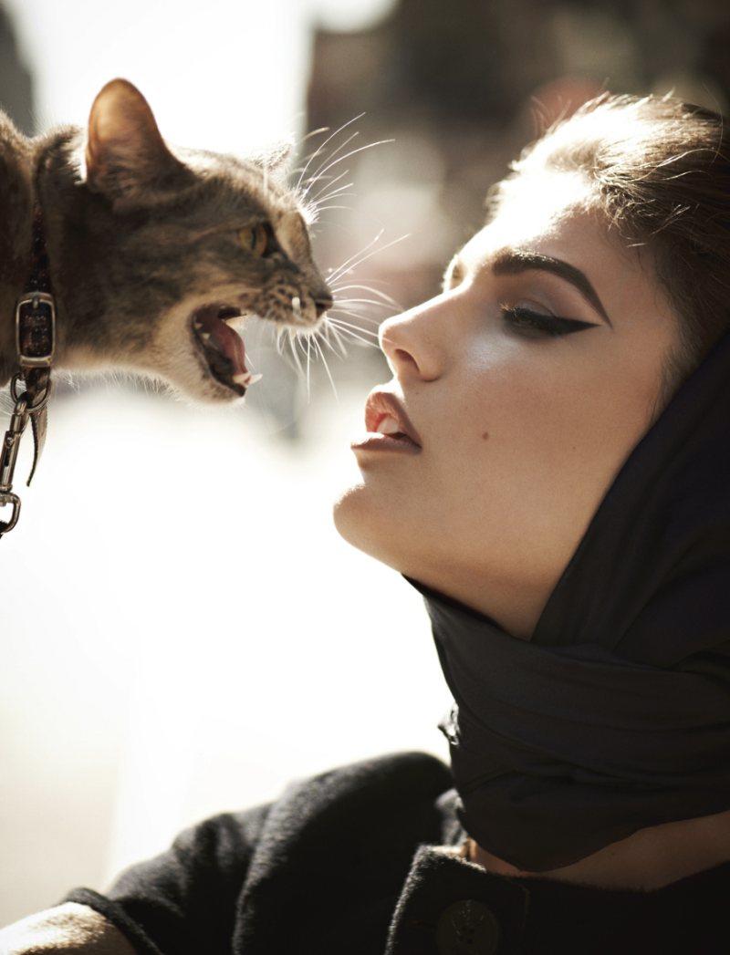 Красивая девушка с котом