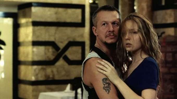 Он был старше её