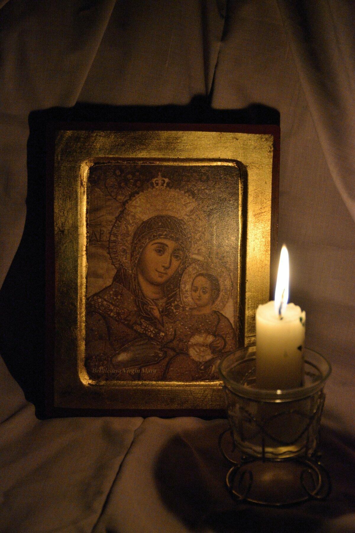 Горящая Лампадка у иконы Святого Александра Невского