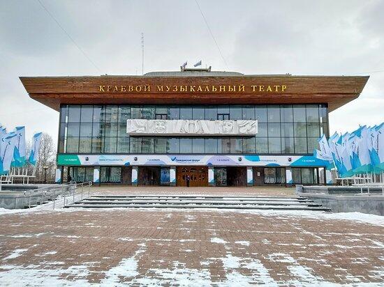 Декабрь в Хабаровске белил зеркальность луж