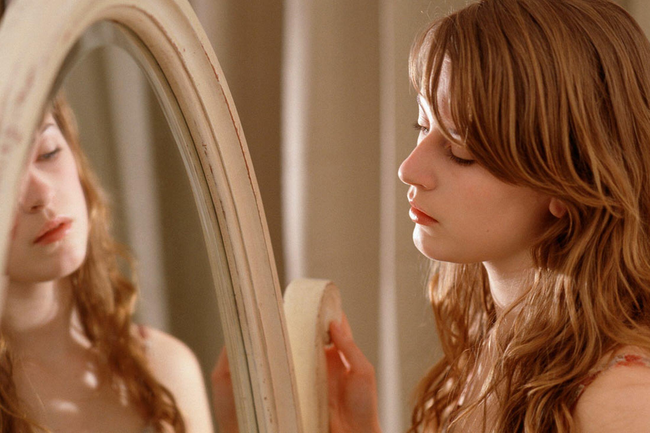 Glimpse of your reflection. Девушка в зеркале. Девушка смотрится в зеркало. Смотреться в зеркало. Девушка в отражении зеркала.