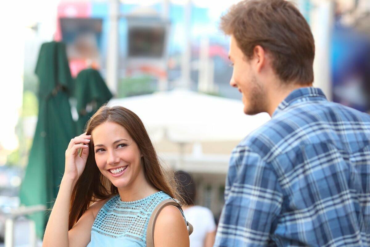 НА  СВЕТОФОРЕ  ПОВСТРЕЧАЛИСЬ