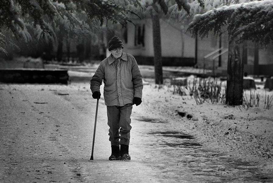 Песня шел старик. Старик на дороге. Старичок с тросточкой. Старик на тротуаре. Грустный старик.