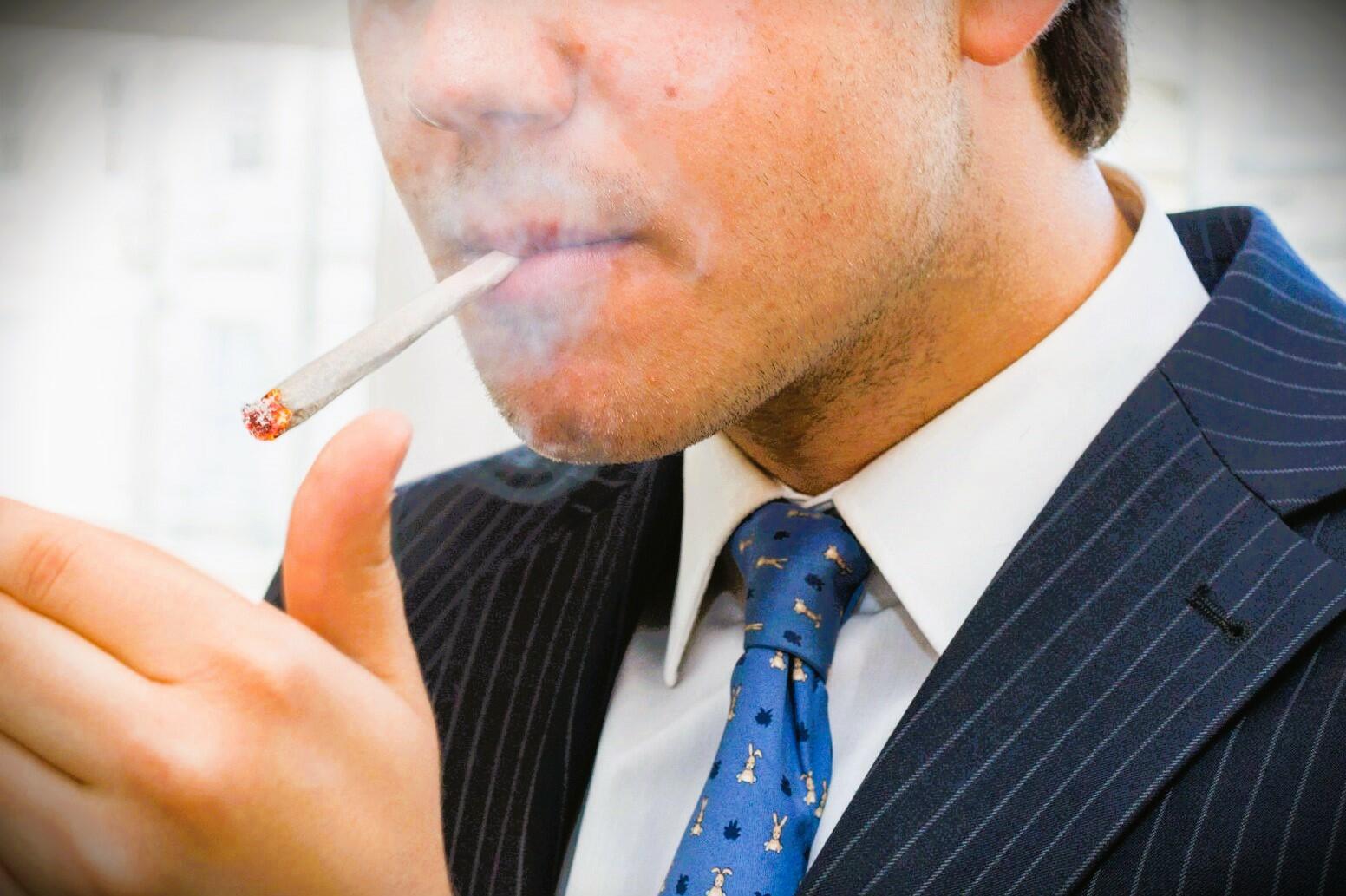 Дурик курит.