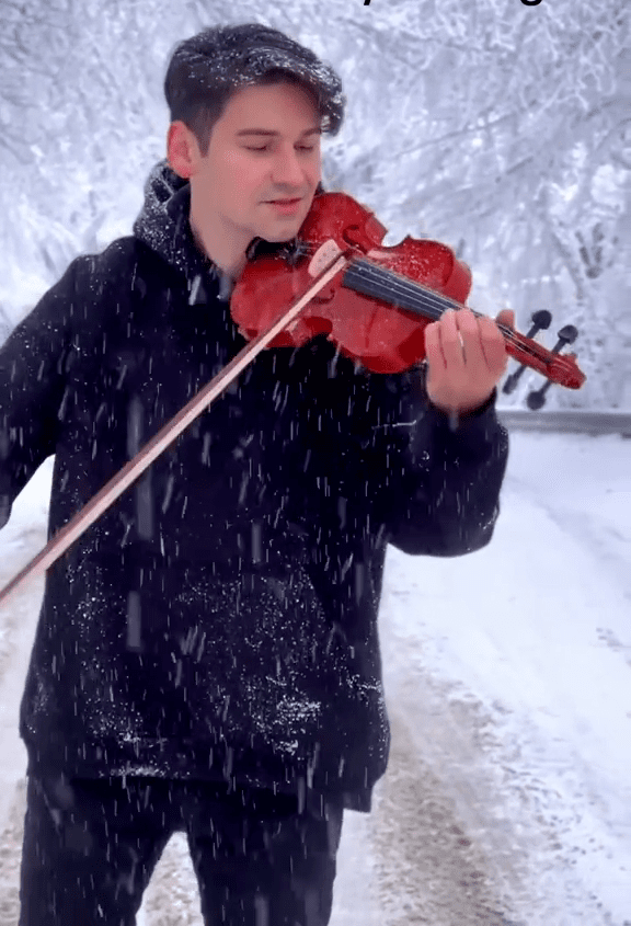 ЗВУКИ СКРИПКИ В СНЕГОПАД