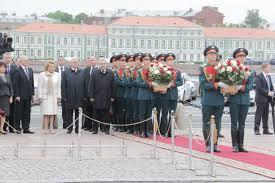 Возложите к могилам цветы