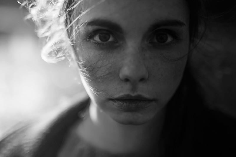 А деревья стоят, даже если их корни