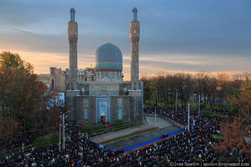 Вот пятница. Мечеть. Намаз.