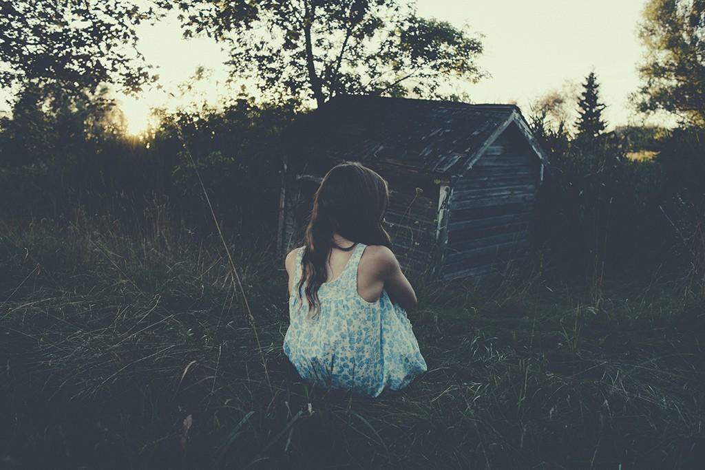 Накатит грусть, сжирая всё вокруг