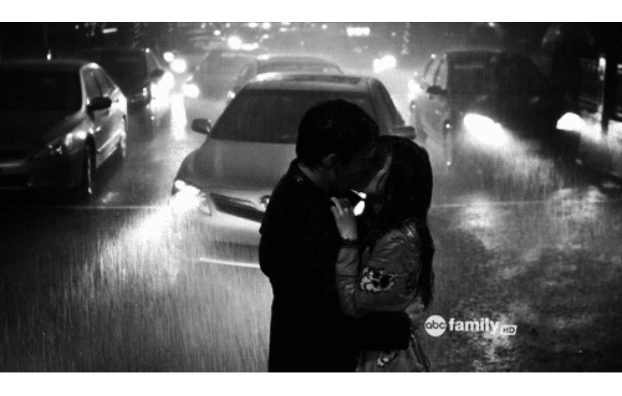 Песня мы в машине у тебя целуемся. Эзра и Ария под дождем. Машина любви. Влюбленные в машине. Поцелуй в машине.