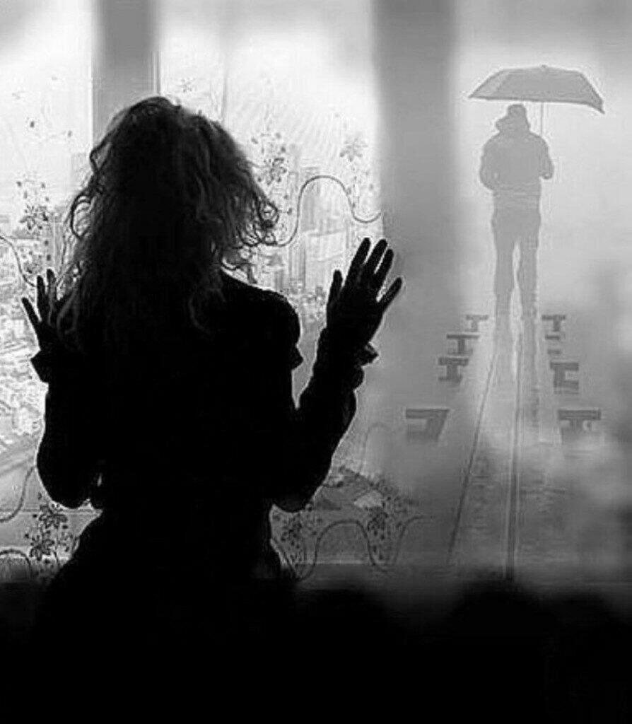 За окошком усилился дождь 