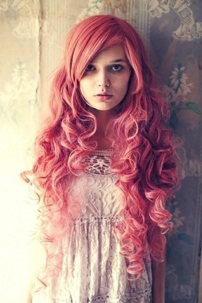 Девочка с розовыми волосами
