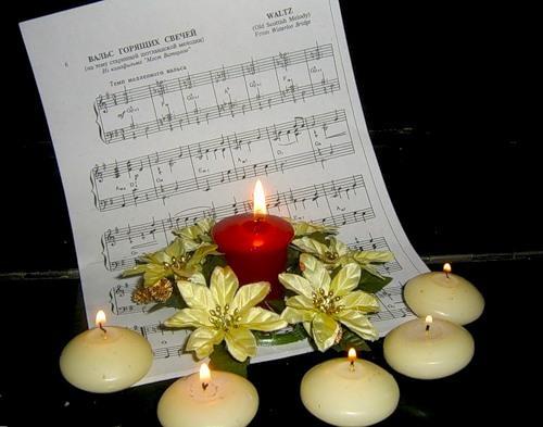 Сгорая плачут свечи..