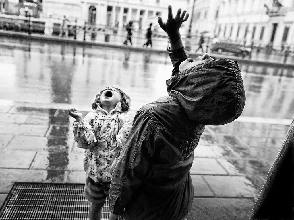 Протянули руки.