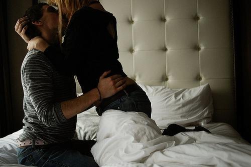 Фото парень и девушка целуются в кровати фото