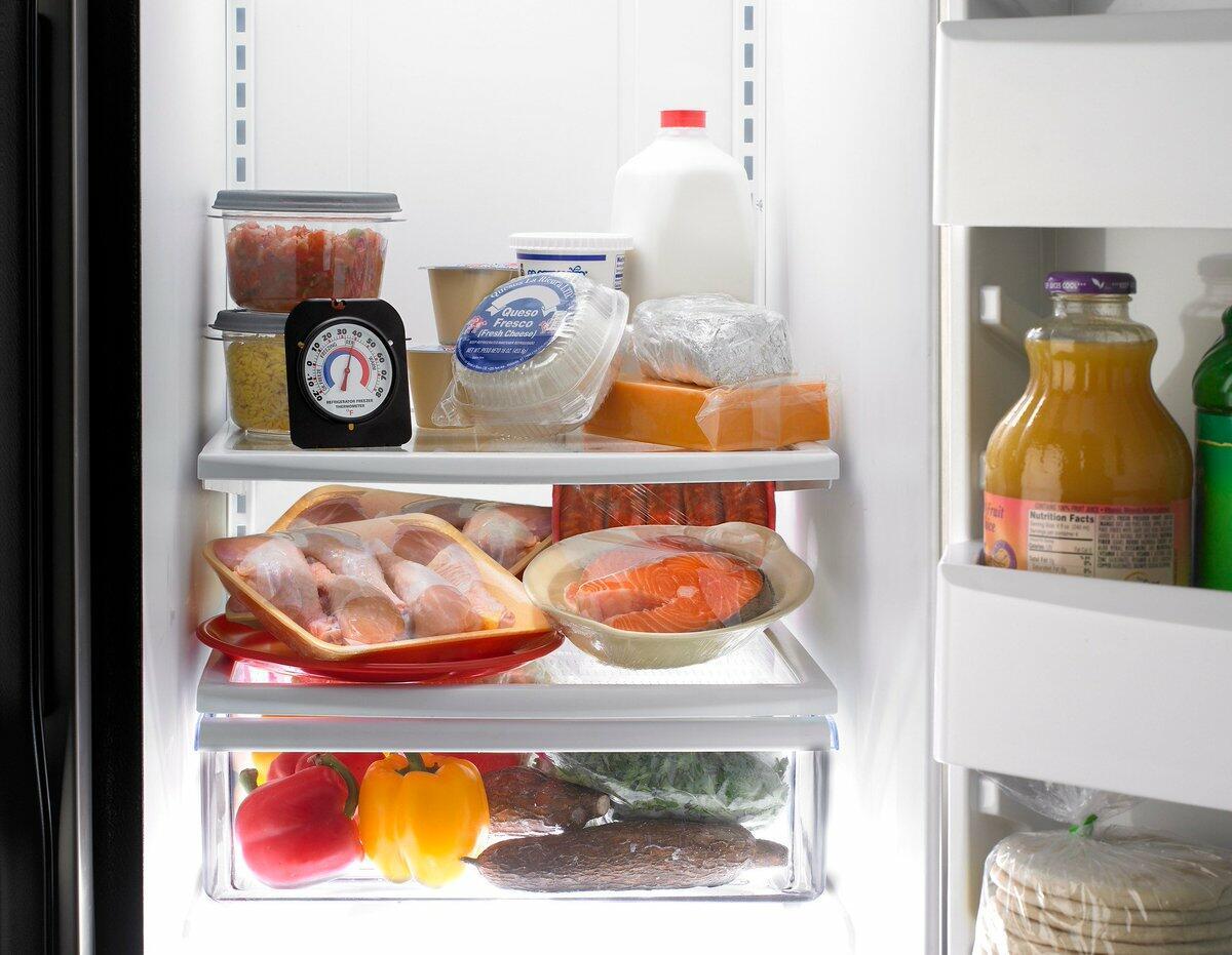 Хранение готовой пищи. Хранение продуктов. Холодильник продуктов. Открытый холодильник с едой. Холодильник с продуктами.