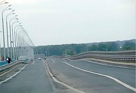 У нас теперь танцуют и мосты...