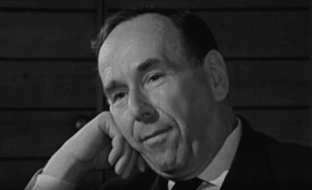 БЕСЕДА С БАБУШКОЙ И ПОЖИЛЫМ ДЖЕНТЕЛЬМЕНОМ