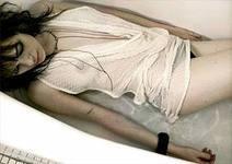 В ванне. На краю