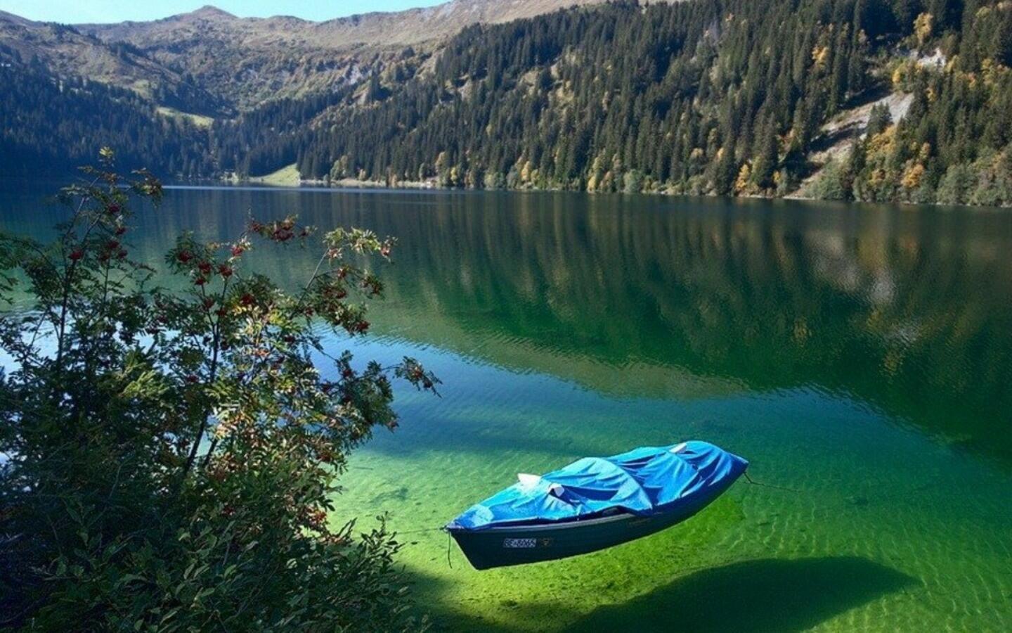 прозрачная вода озеро