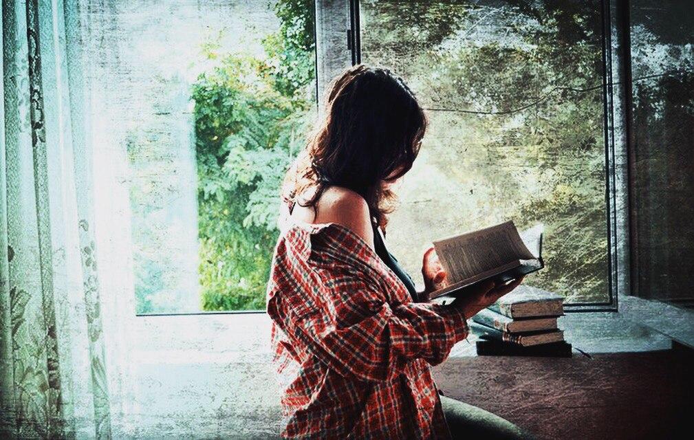 Читать грустные книги. Девушка с книгой. Женщина в окне книга. Девушка с книгой у окна. Девушка с книжкой.
