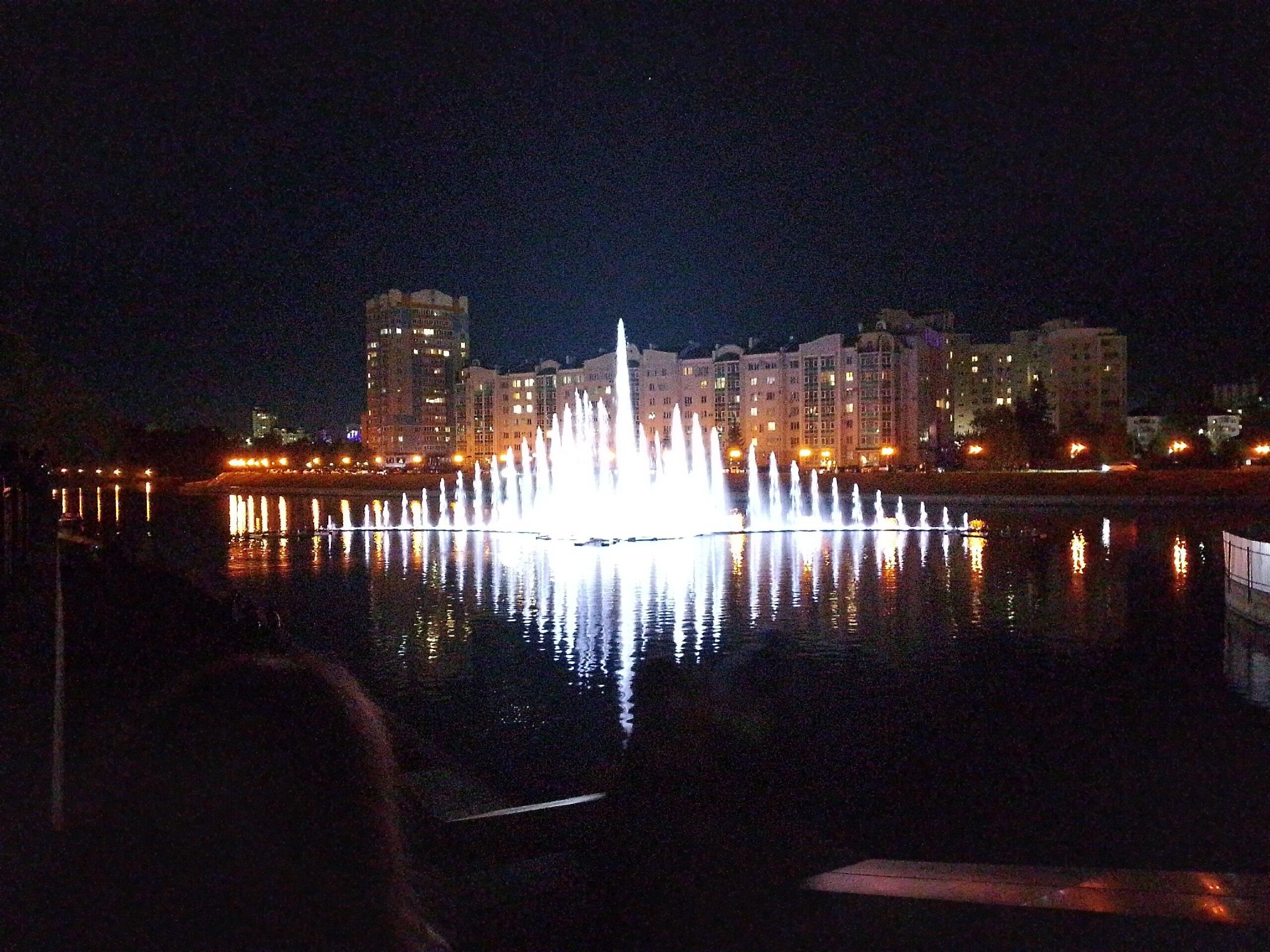 Фото цветного фонтана